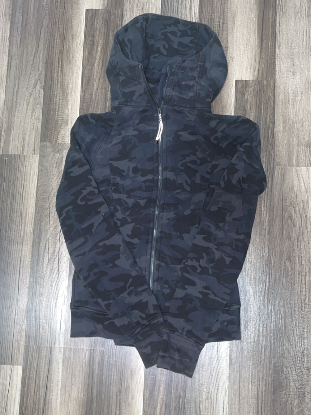 Lululemon Scuba Hoodie *Light
Cotton Fleece Incognito Camo black women’s size 8 - Picture 3 of 6